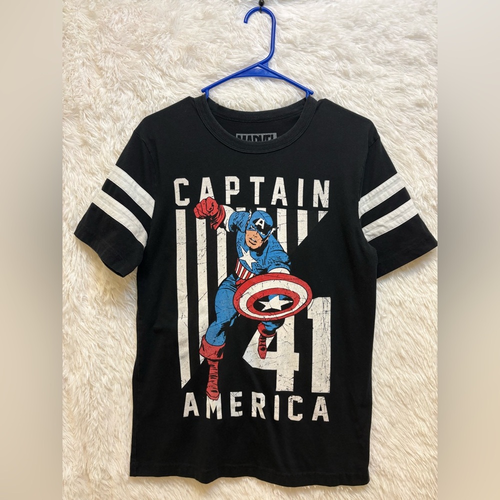 Marvel Captain America Graphic Tee – Size Medium – Distressed Vintage Style 💙❤️🤍